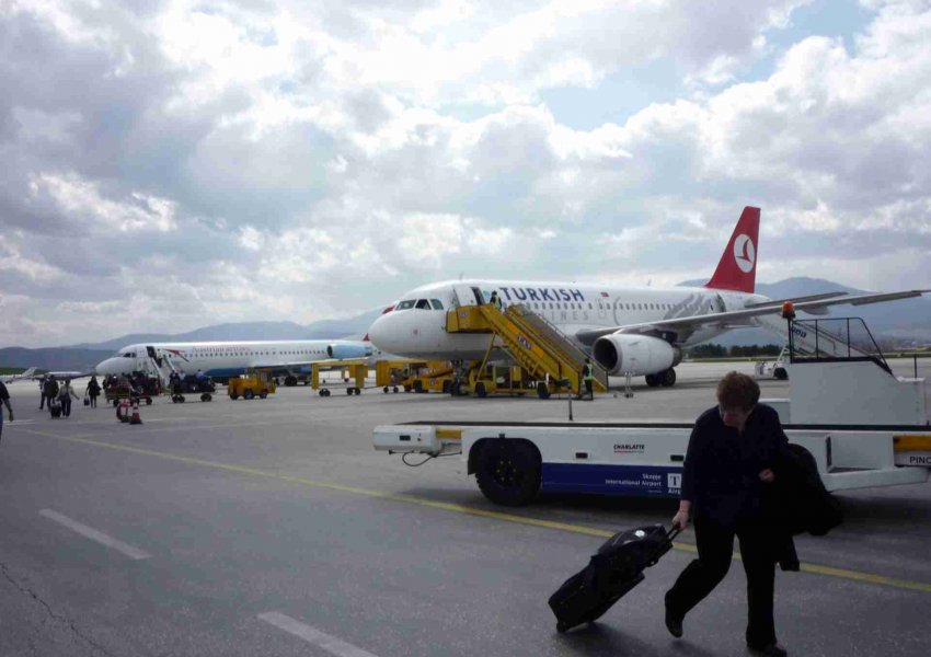 Braziliani kapet me 2 kg kokainë në Aeroportin e Shkupit