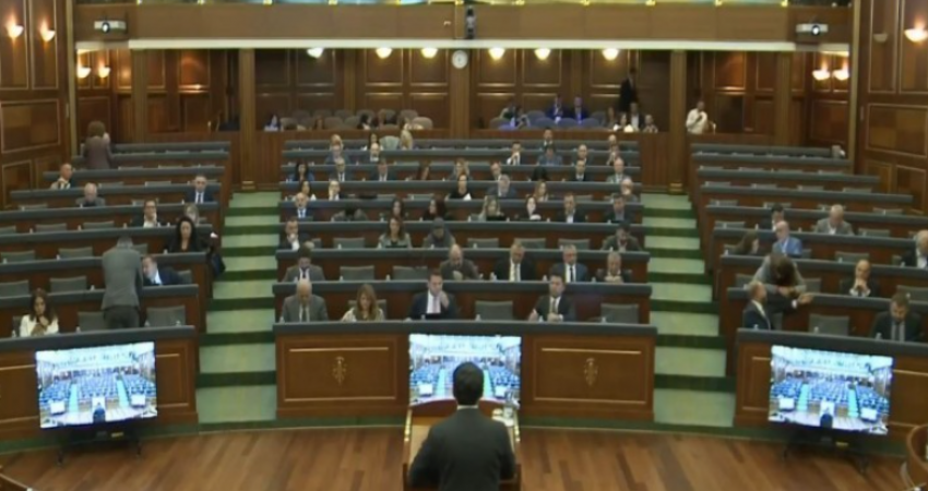 Kurti shpalos projektbuxhetin për vitin 2025 në Kuvend me akuza për opozitën dhe Gjykatën Kushtetuese