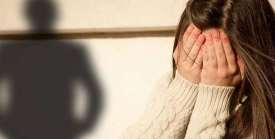 Dhunoi bashkëshorten në sy të fëmijëve, arrestohet 38-vjeçari në Cërrik