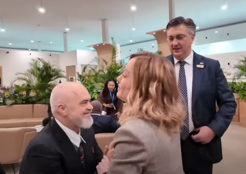 Samiti për Klimën/ Rama bën kllounin përsëri me Melonin, i ulet në gjunjë...