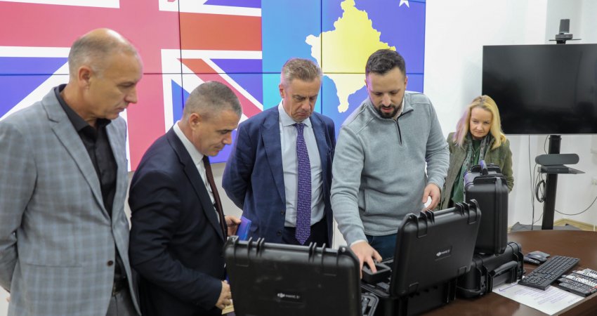 Ambasada britanike i dhuron donacion katër dronë Policisë së Kosovës 