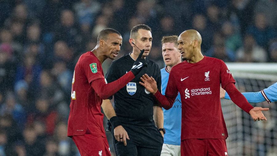 VIDEO/ Ofendoi Kloppin dhe Liverpoolin, tani shfaqet duke thithur pluhur..., zhytet më keq arbitri anglez