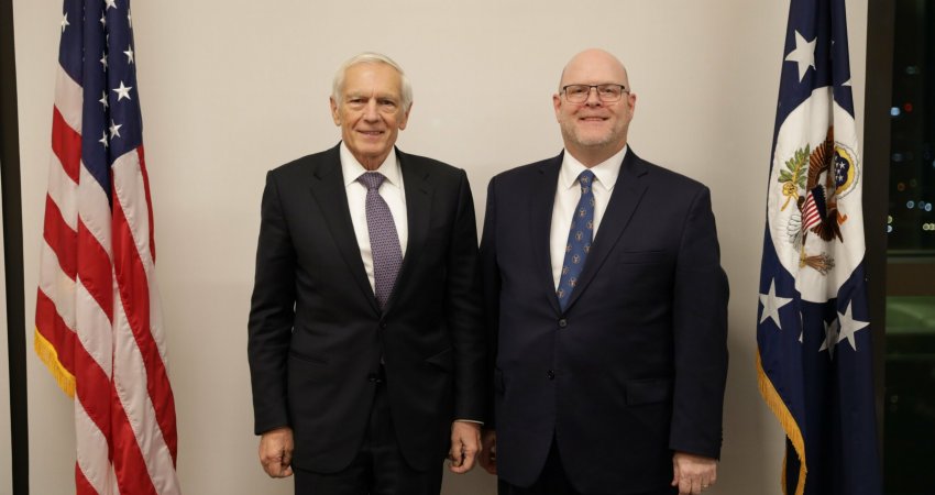 Hovenieri e quan Gjeneralin Clark simbol të mbështetjes amerikane për popullin e Kosovës