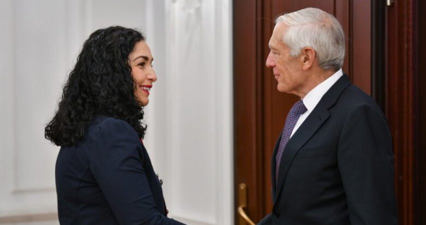 Presidentja Osmani pret në zyrë gjeneralin Clark: Vendosmëria dhe lidershipi i tij i kontribuuan lirisë së Kosovës