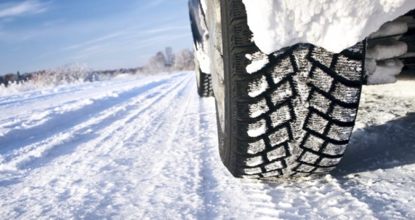 Nga sot shoferët duhet t’i vendosin gomat e dimrit në veturat e tyre