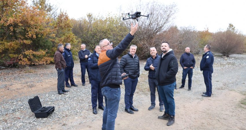 Ambasadori britanik në terren me Policinë, testojnë dronët e rinj që shteti i tij i dha donacion për Kosovën