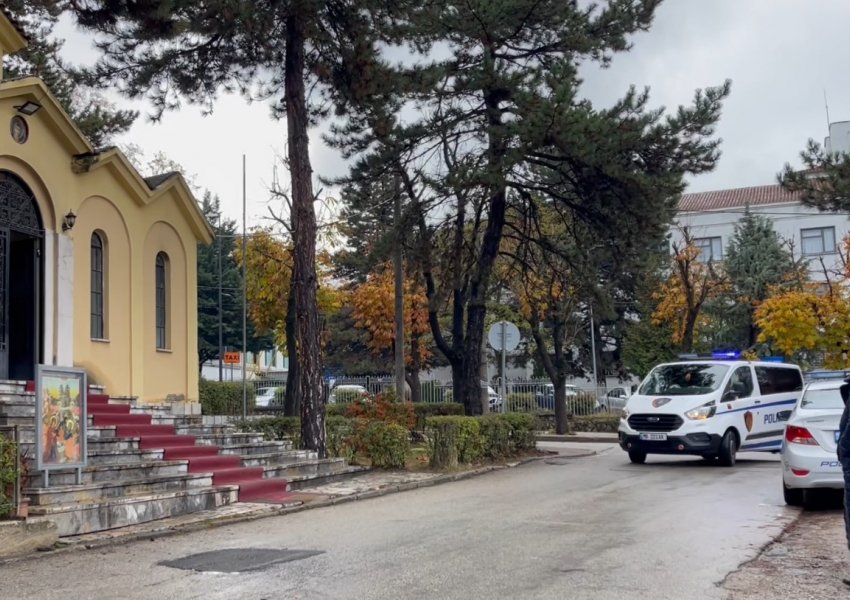Ngacmoi seksualisht nxënëset e mitura/ Mbërrin në Gjykatë mësuesi nga Korça, jashtë e pret bashkëshortja qe i del në mbrojtje