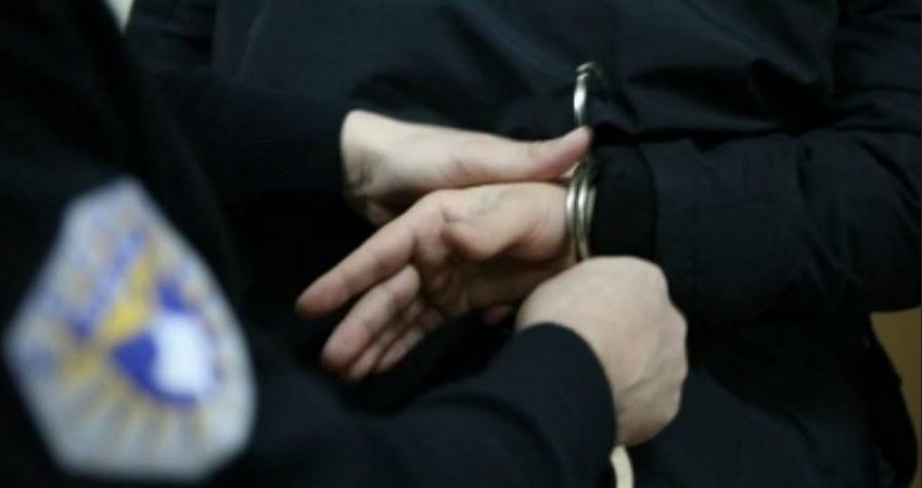 Arrestohet roja e pyllit në Kaçanik, e kanosi me thikë shoferin e një veture