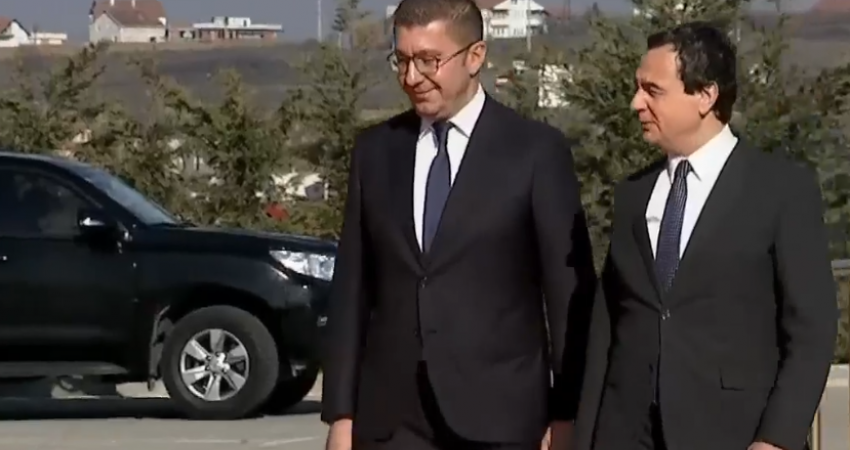 Mbledhja e përbashkët, Kurti pret me ceremoni zyrtare delegacionin maqedonas