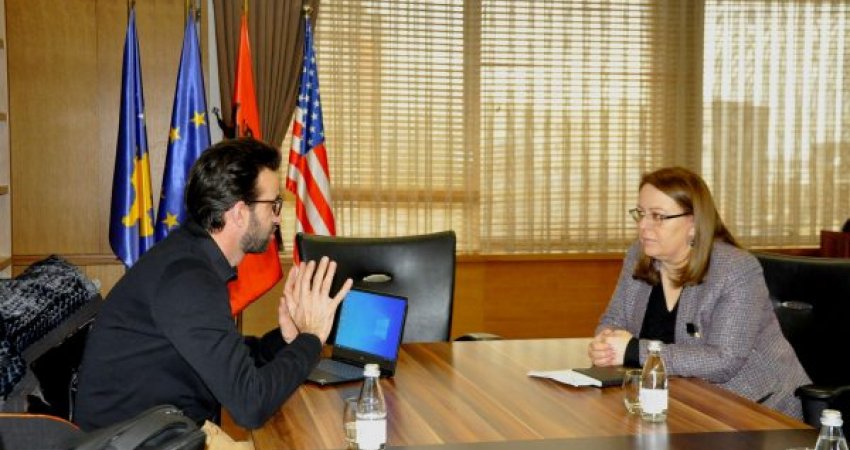 Ish-zëvendësministri i Arsimit nga VV-ja i del në mbrojtje Hykmete Bajramit për projektin e digjitalizimit: Ajo e ka denoncuar