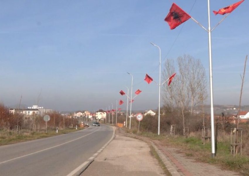 Flamujt kuqezi valëviten në kufi me Serbinë