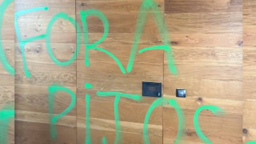 VIDEO/ ‘Na e keni bërë jetën të mjerë’, vandalizohet shtëpia e Gerard Pique-së
