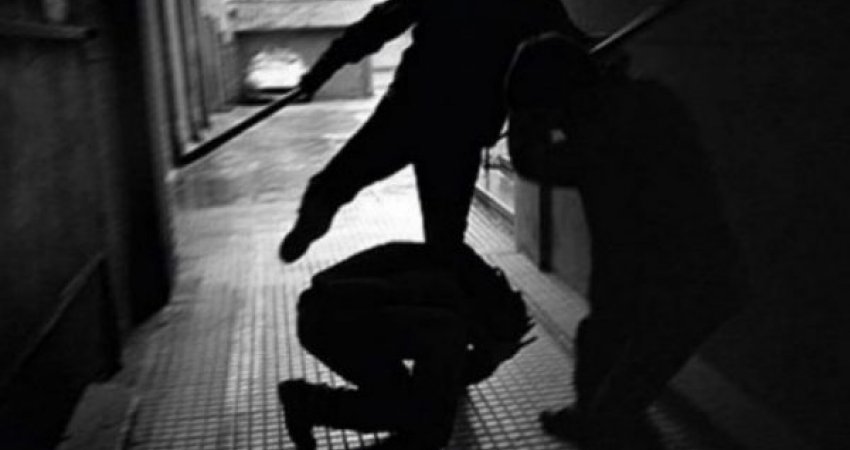 Djali rrihet nga disa nxënës, babai i lajmëron në polici
