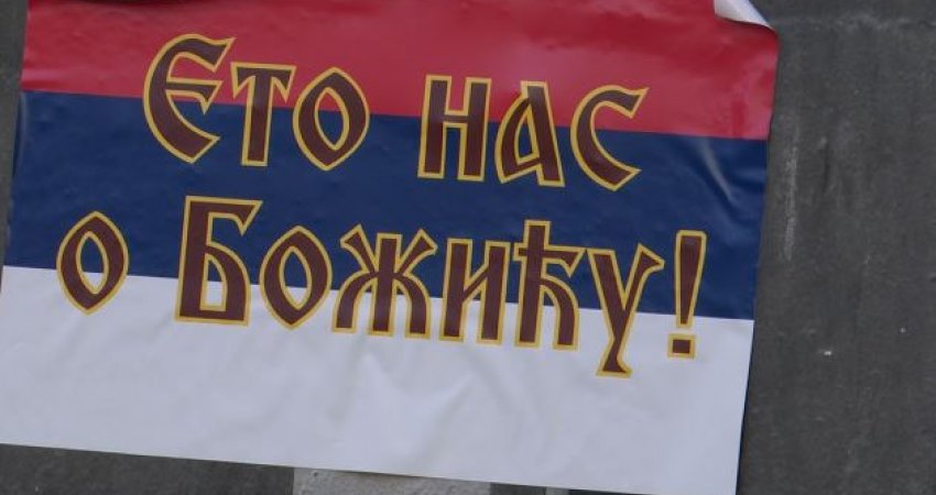 Ngjiten posterë “Ja ku jemi për Krishtlindje” në veri të Kosovës