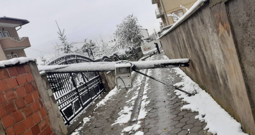 Bie shtylla gjatë natës, banorët mbesin pa rrymë 