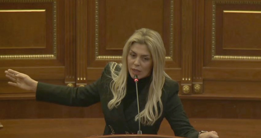 Deliu-Kodra, pushtetit: Marre – mbylleni këtë debat, siç i tha edhe ministrja gazetarit