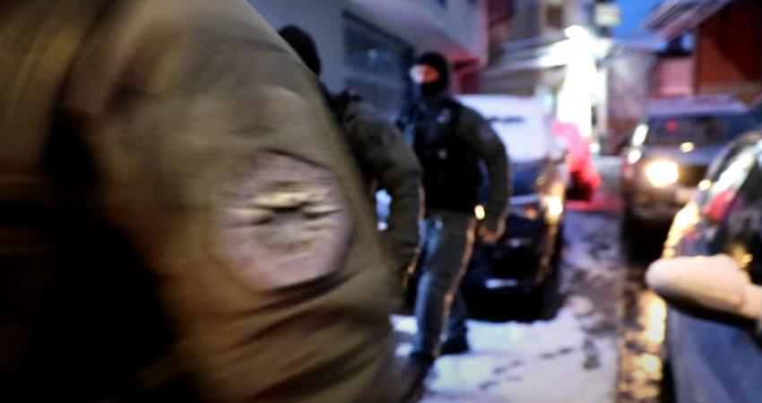 Operacioni “SIM” i Policisë arreston katër persona, dyshohet se bënin transaksione e blerje online me kartela të huaja