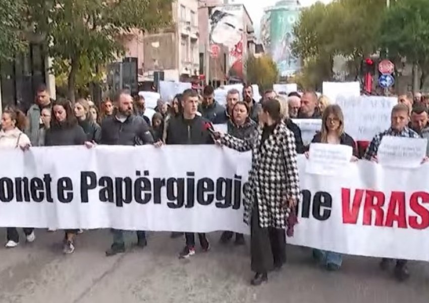 Vrasja e 14-vjeçarit/ Nis protesta, prindërit fajësojnë qeverinë: Institucionet e papërgjegjshme vrasin