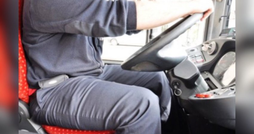 Policia kontrollon një autobus në Malishevë, gjen armë e fishekë
