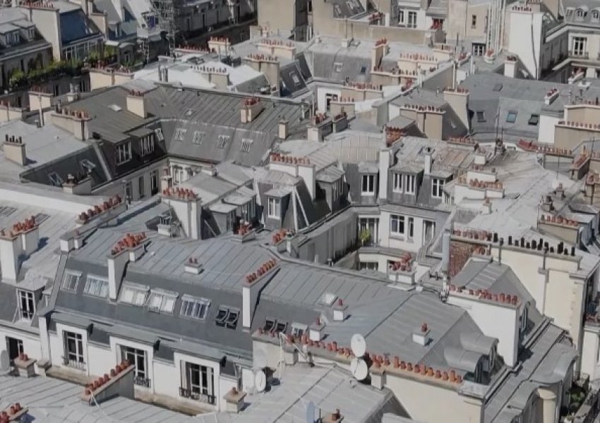 Çatitë historike të zinkut në Paris që krijojnë një 'efekt furre', shpikja që i mban banorët ngrohtë