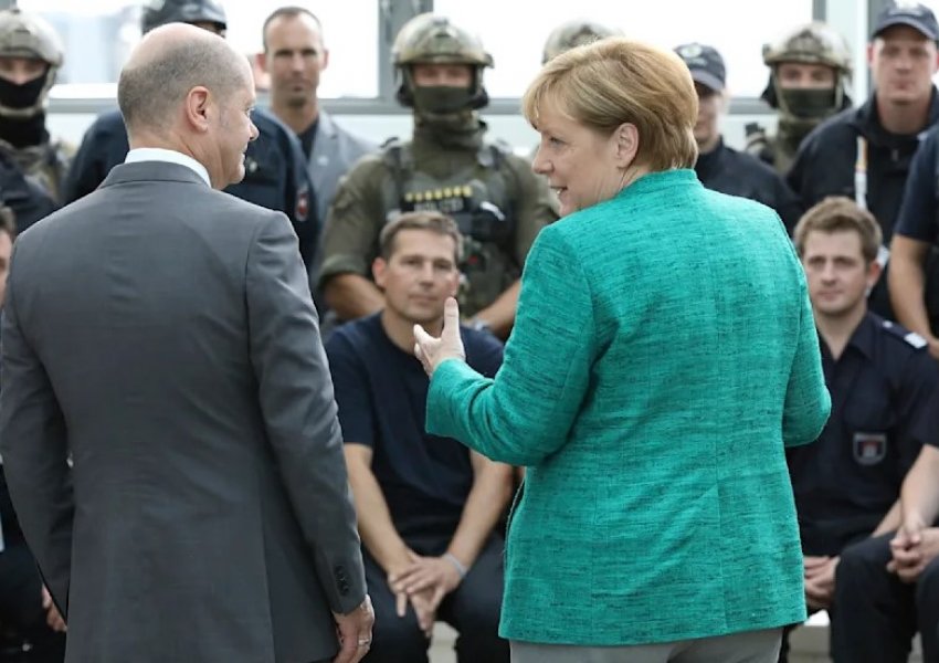 ‘Shkova në shtrat e dëshpëruar’/ Si e shpëtoi Merkel karrierën e Scholz