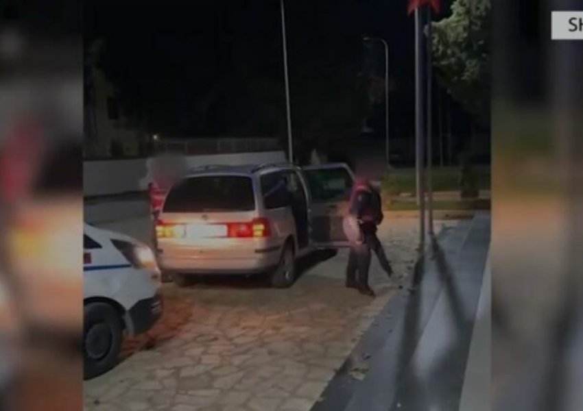 Në kërkim për armë mbajtje pa leje, arrestohet 28-vjeçari në Shkodër, përfundon në pranga edhe personi që e ndihmonte