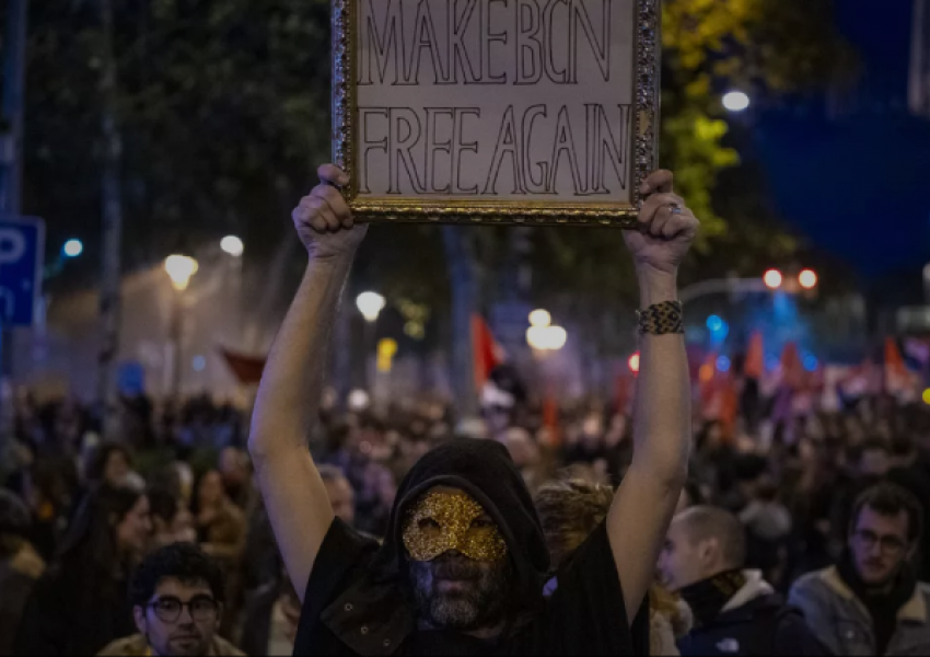 Dhjetëra mijëra protestojnë kundër qirave të larta në Barcelonë