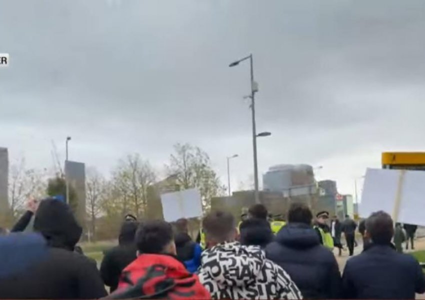 Shqiptarët presin me protestë Ramën, qytetari: Këta janë patronazhistë, bëjnë presion familjeve në Shqipëri