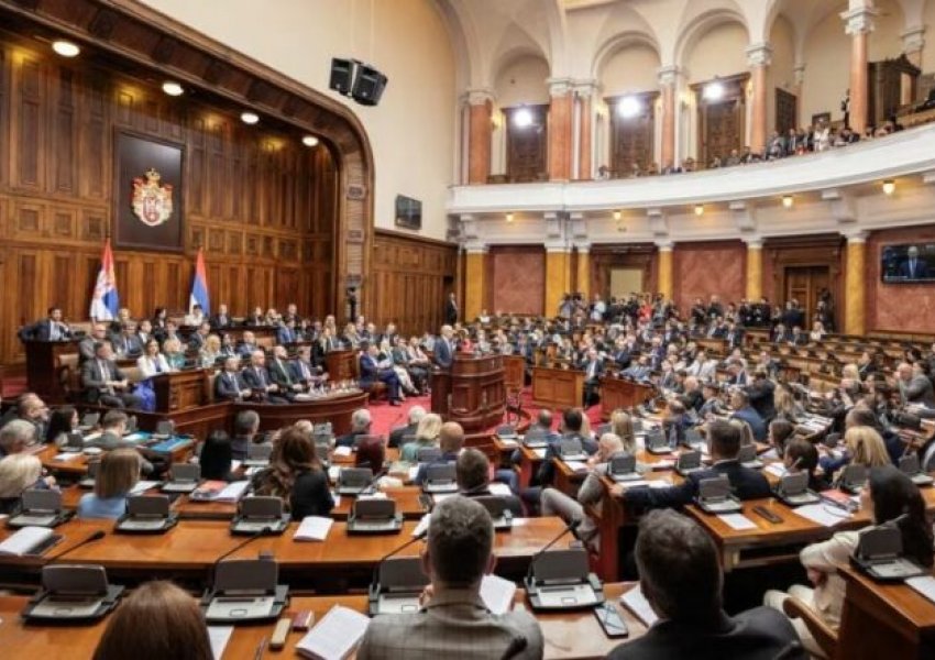 Konfrontim fizik mes deputetëve në Parlamentin serb, ndërhyn sigurimi