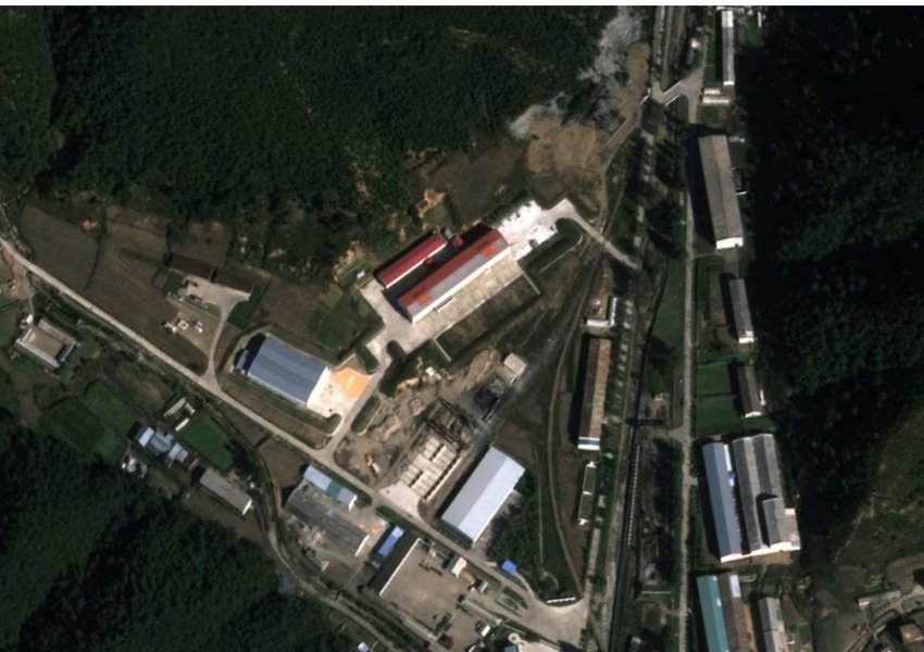 Studiuesit: Koreja e Veriut zgjeron fabrikat e  prodhimit të raketave të përdorura nga Rusia në Ukrainë