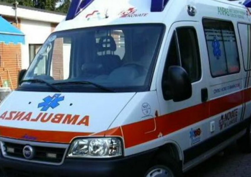 Aksident në autostradën Durrës-Tiranë, automjeti përfundon në kanalin e ujërave të zeza, plagosen tre persona