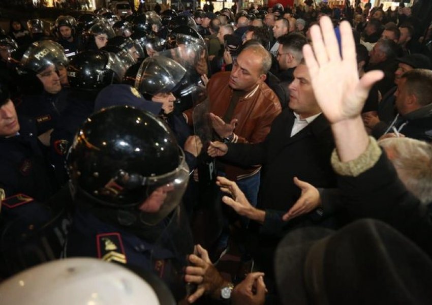 The Associated Press: Mbështetësit e opozitës shqiptare bllokojnë rrugët e Tiranës në një tubim antiqeveritar!