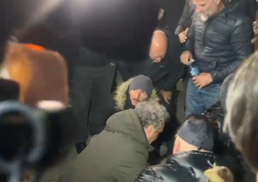 Përplasjet mes protestuesve dhe policisë!/ Bardh Spahia i jep ndihmën e parë qytetarit 