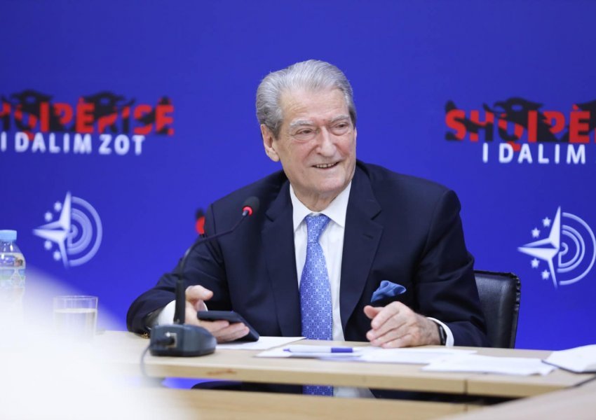 Zëri i Amerikës: Sali Berisha rifiton lirinë e plotë, e quajti masën antikushtetuese që në fillim 