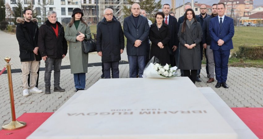 “Guxo” bën homazhe te varri i Rugovës