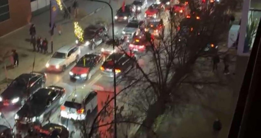 “Bllokohet” Prishtina, qytetarë të shumtë po festojnë 28 Nëntorin në sheshet e kryeqytetit