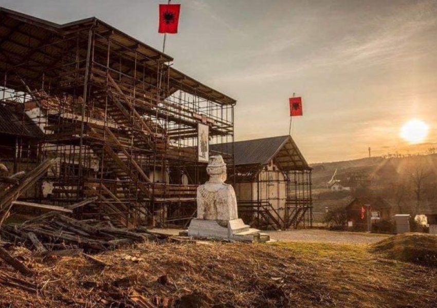 Dita e Flamurit/ Kurti publikon projektin e memorialit 'Adem Jashari'