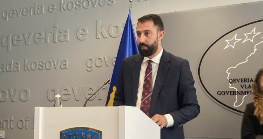 Krasniqi: Kryetarët e komunave veriore i kanë të vendosur flamurin dhe fotografinë e Presidentes së Kosovës në zyra