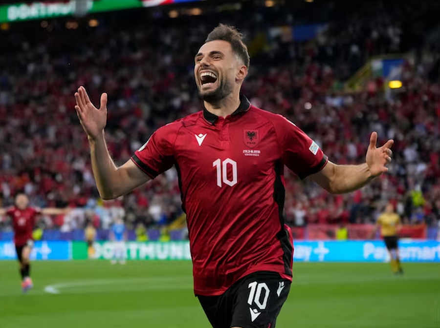 Nedim Bajrami thyen një tjetër rekord, fanella me të cilën i shënoi Italisë shitet në ankand