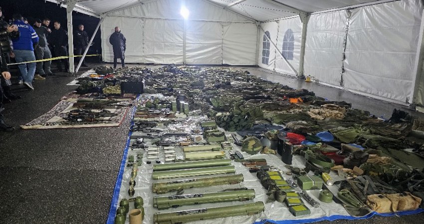 Armë, uniforma, fishekë, zolla dhe pajisje tjera – ja çka u gjet sot gjatë bastisjeve në Zubin Potok