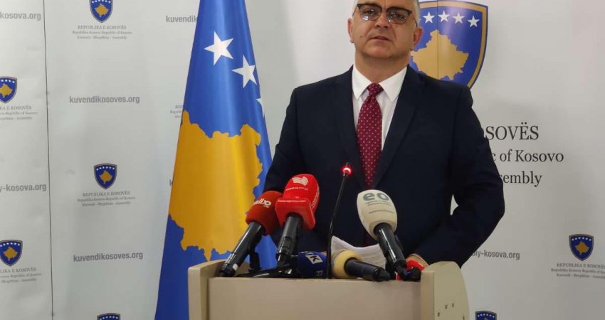 AAK-ja thërret një seancë të jashtëzakonshme: Qeveria e Kosovës ka kaluar çdo kufi me vonesat e për ekzekutimin e pagave