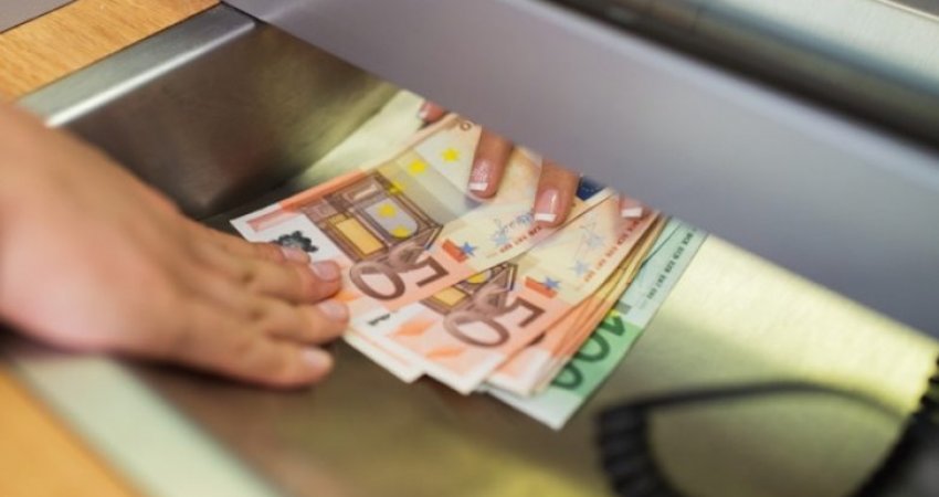 Dalin pagat për punonjësit e shtetit