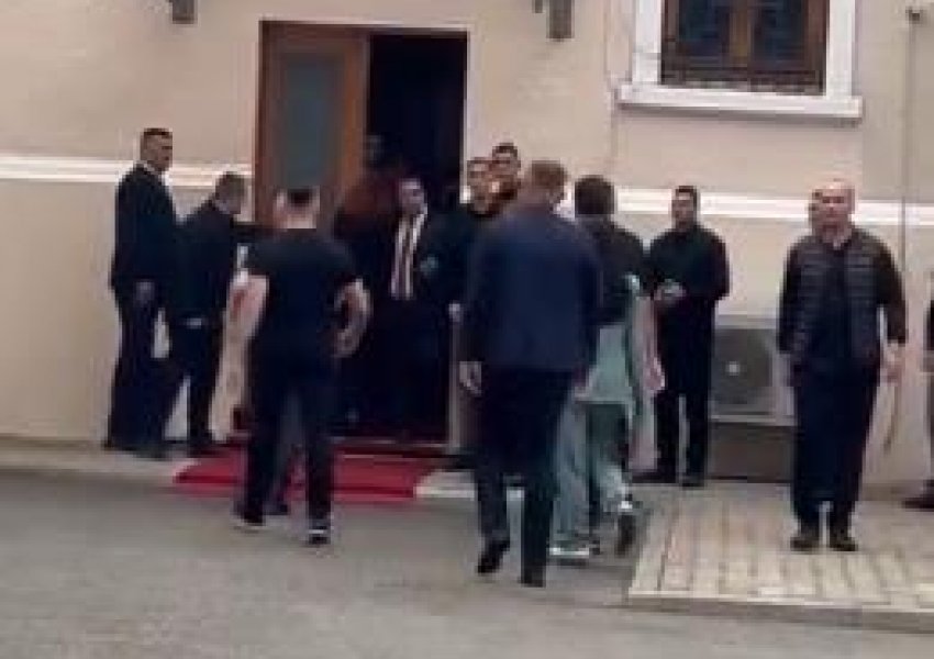 Deputetja e PD nuk u lejua të futej në Parlament, Hoti: S’isha e përjashtuar! Përgjigjen do të marrin më 7 tetor