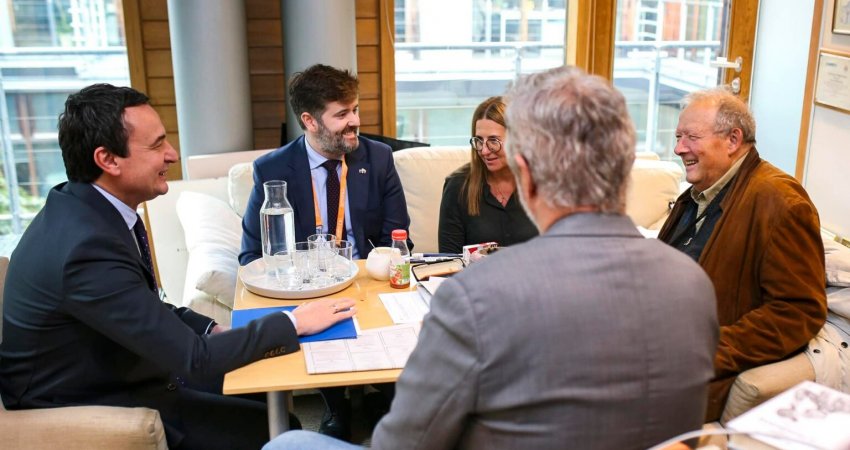 Kurti takon një intelektual të njohur polak, ai ia përmend disa shqiptarë të shquar