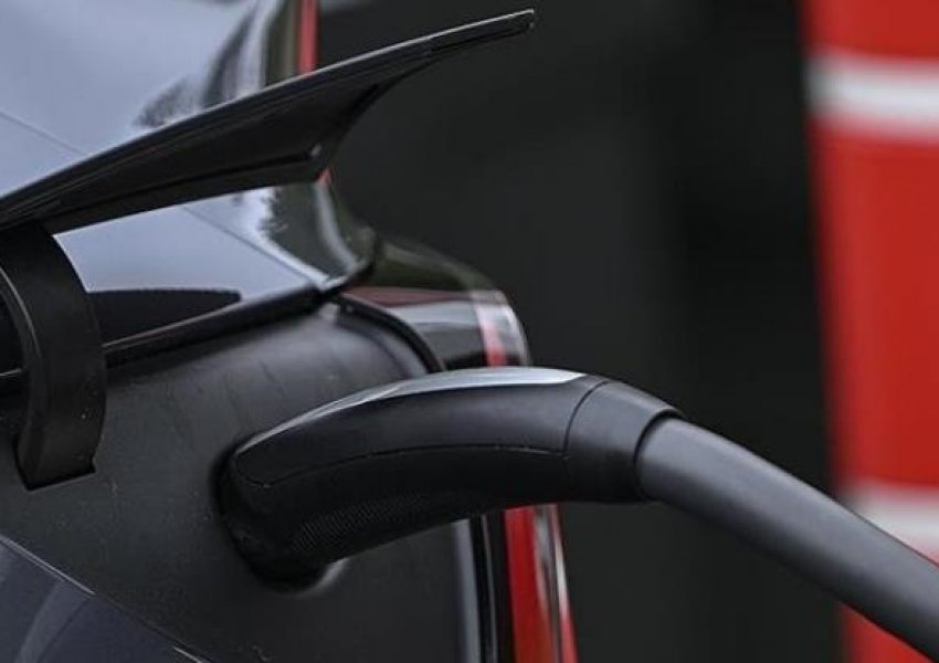 Norvegji, numri i makinave elektrike tejkalon ato me benzinë