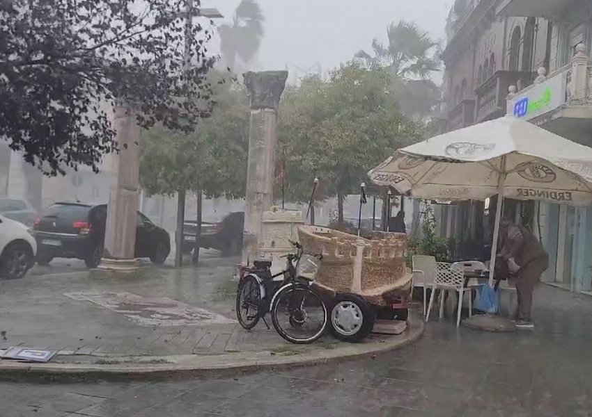 Moti i keq ‘pushton’ Durrësin/ Vonesa në nisjen e trageteve drejt Barit, pezullohet lundrimi i anijeve të peshkimit