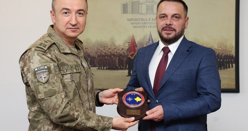 Maqedonci pret në takim lamtumirës komandantin e KFOR-it