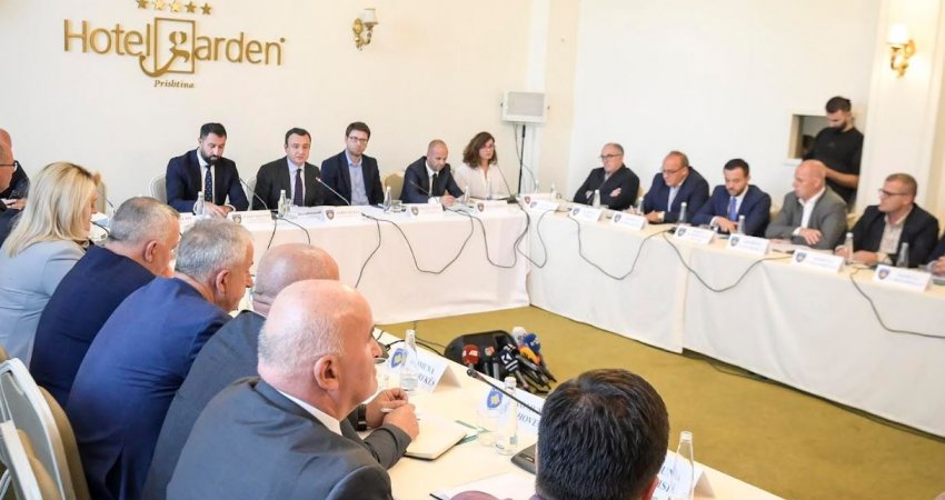 Kurti bashkë me Muratin dhe Krasniqin takohen me kryetarët e komunave
