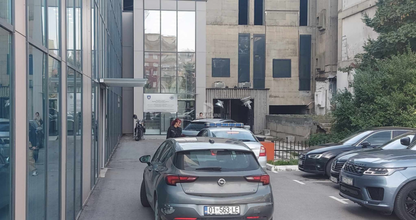 Policia aksion në Ministrinë e Mjedisit