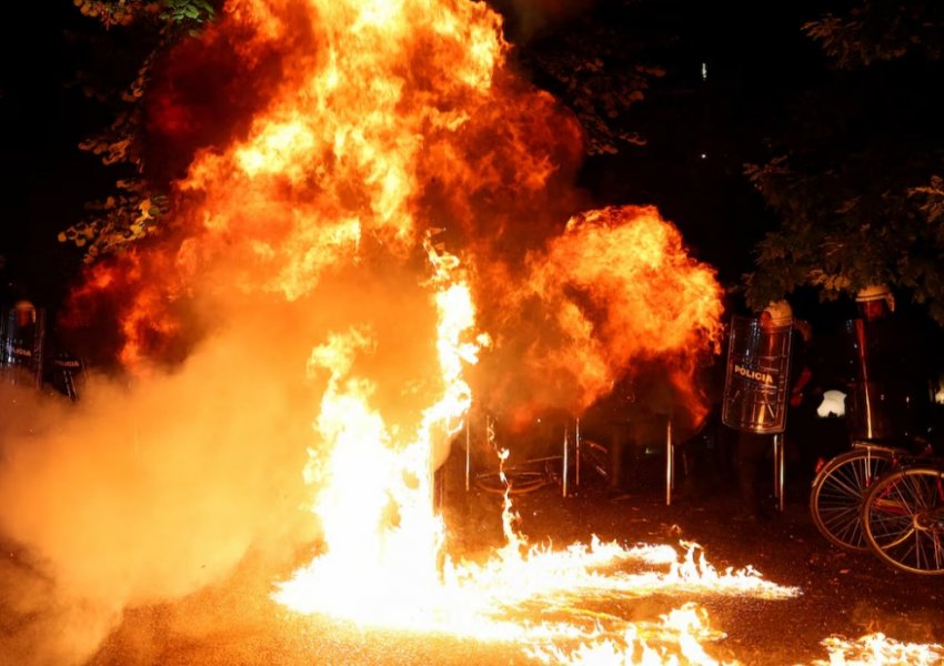 Agjencia 'Reuters': Opozita shqiptare nis mosbindjen civile, kërkohet lirimi i Berishës